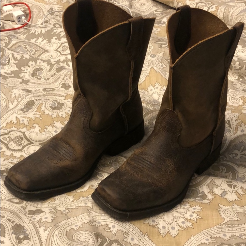 Ariat leather boots. Youth Size 4. Like new!!